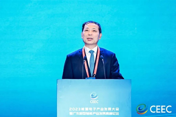 丁荣军赵天寿李振国在博览会上,百余家企业携新品亮相,阳光电源,华为