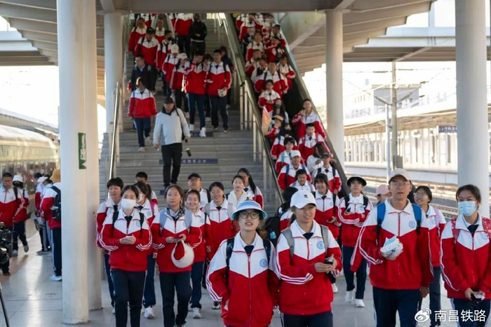 "这是我第一次乘坐研学专列和同学们一起参加活动.