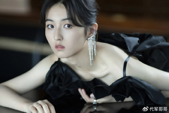 她是华谊最小签约演员,背靠5个爸爸获京圈力捧