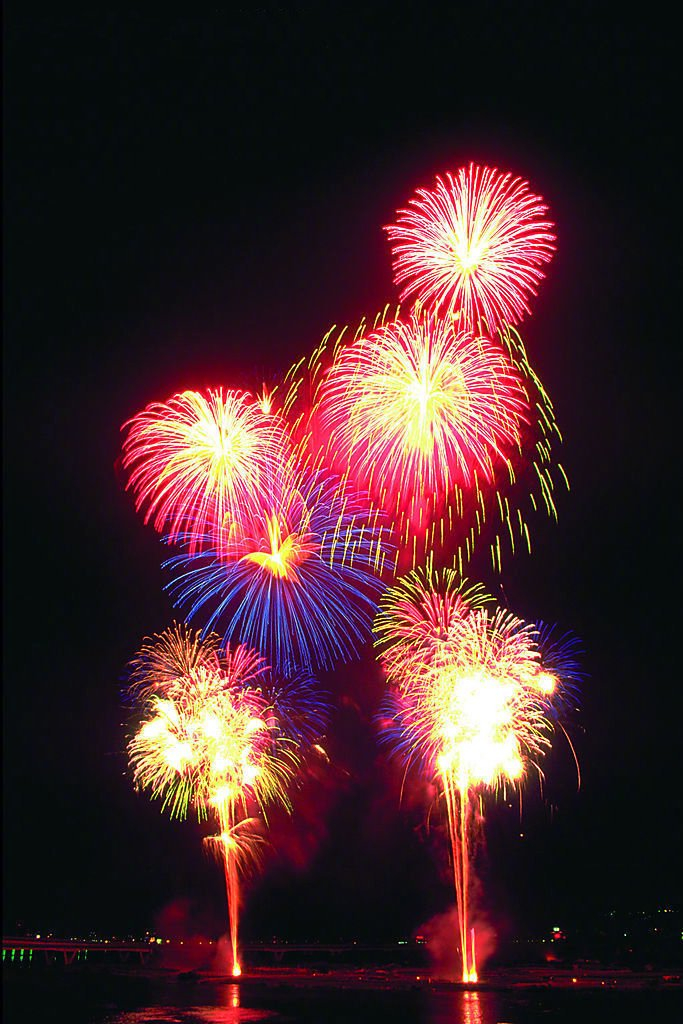 是谁把光阴剪成了烟花一瞬间看尽繁华