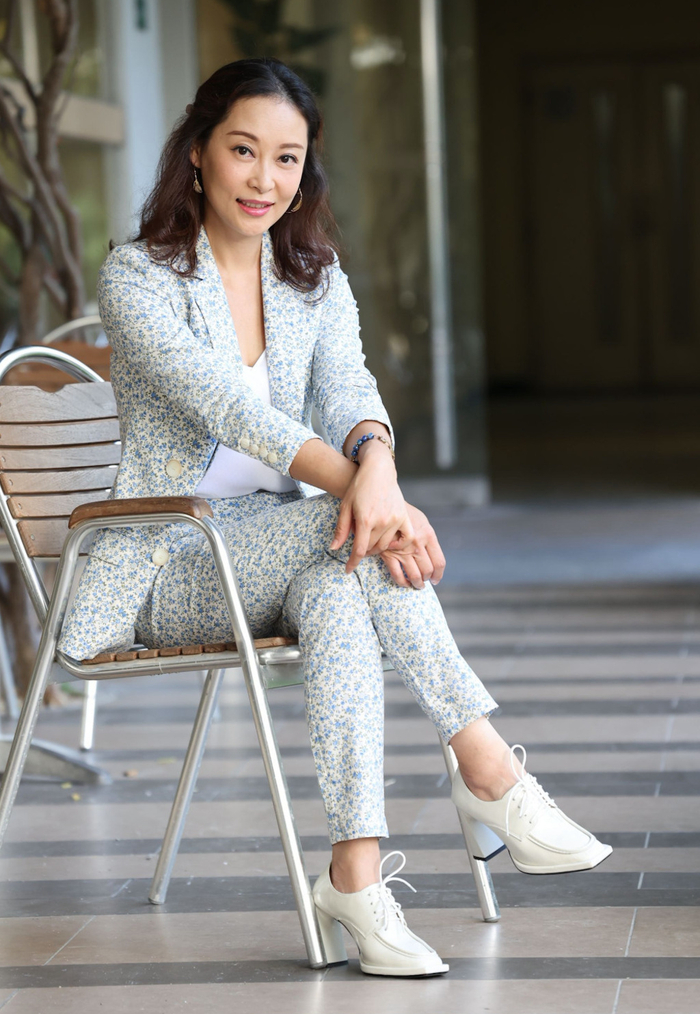杨怡姐姐自曝明年结婚，与富商同居生女13年，无怨无悔照顾俩继女