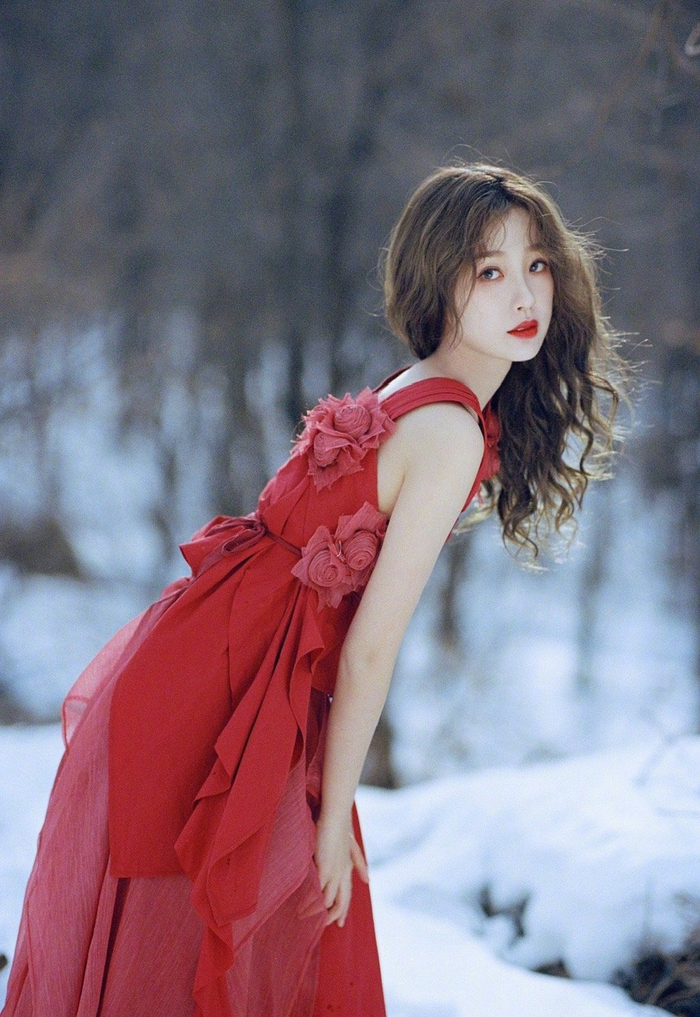 虞书欣复古羊毛卷77不规则剪裁红裙