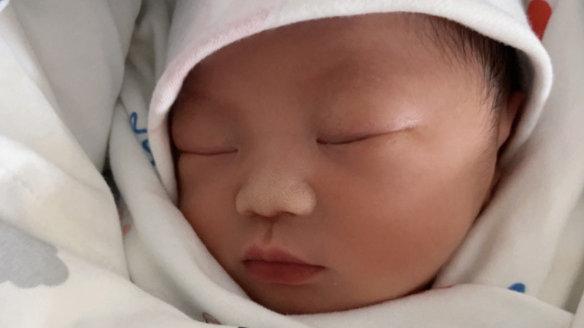 儿科医生劝告：婴儿少喂，要比多喂更好，看完心里有底