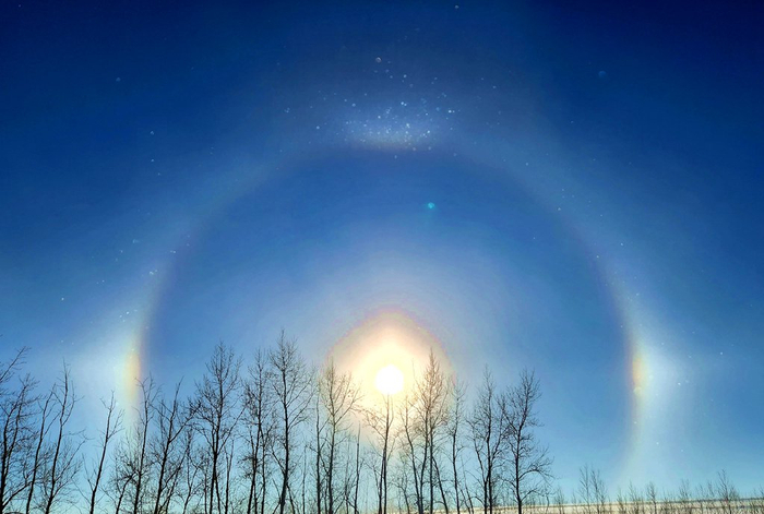 内蒙古额尔古纳出现彩色日晕,还伴随有幻日现象,怎样形成的?