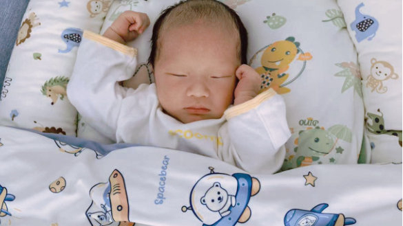 传统“摇晃式带娃”有多可怕？轻则伤脑，重则会夭折