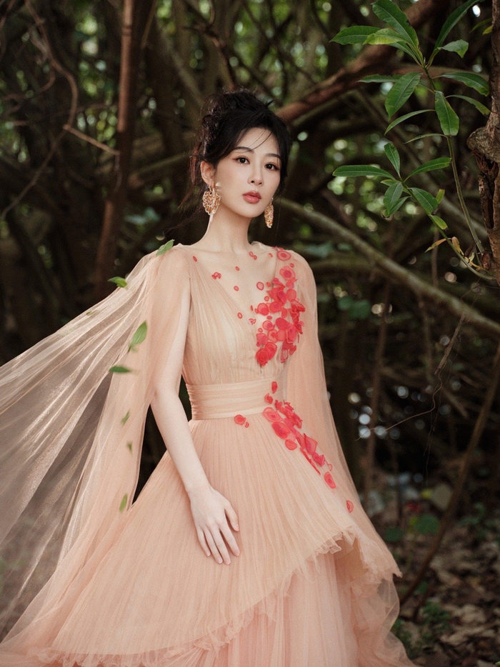 杨紫今晚的跨年晚会造型杏色纱裙好美啊