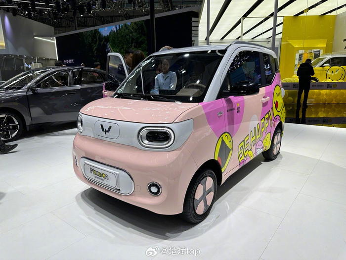 打卡五菱展台宏光miniev三代马卡龙真不错