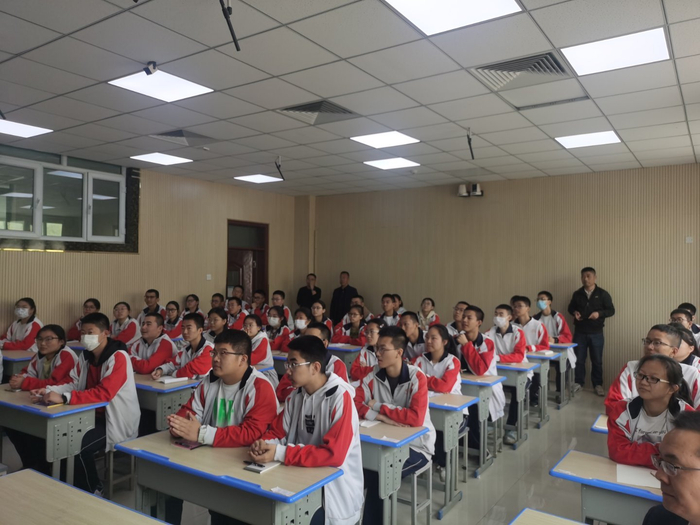 今天来阿克苏第二中学宣讲药学知识和招生政策
