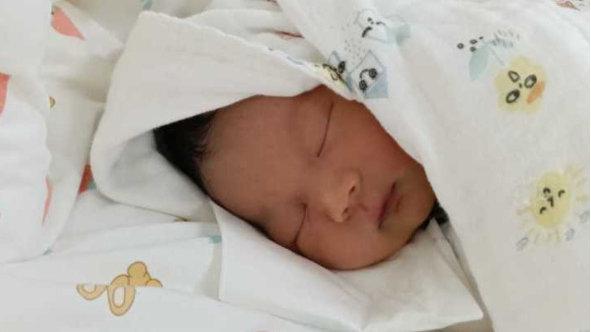 “一哭就喂”到底好不好？55天婴儿过度喂养，脑缺氧