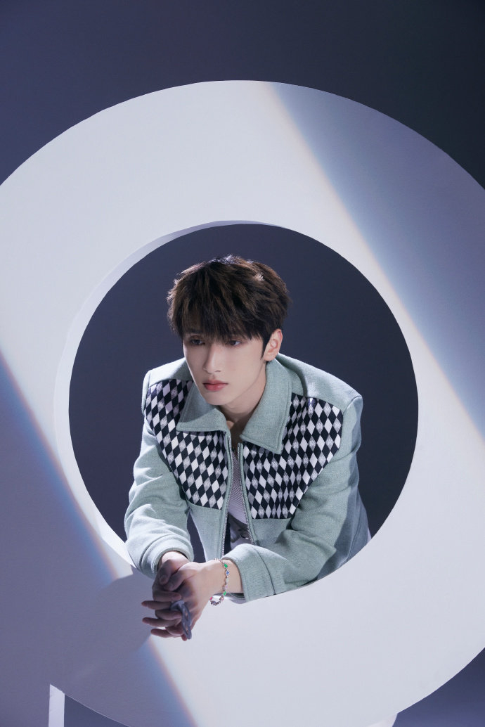 严浩翔棋盘格外套一整个帅到我的心巴上