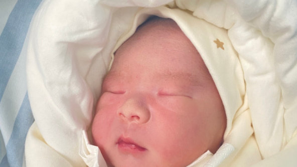 “多躺”和“多抱”的宝宝，有什么区别？3个方面很明显