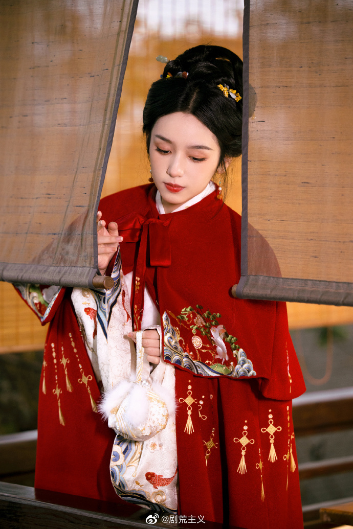 周也今日营业:红衣汉服写真 过大年!行大运!__财经头条