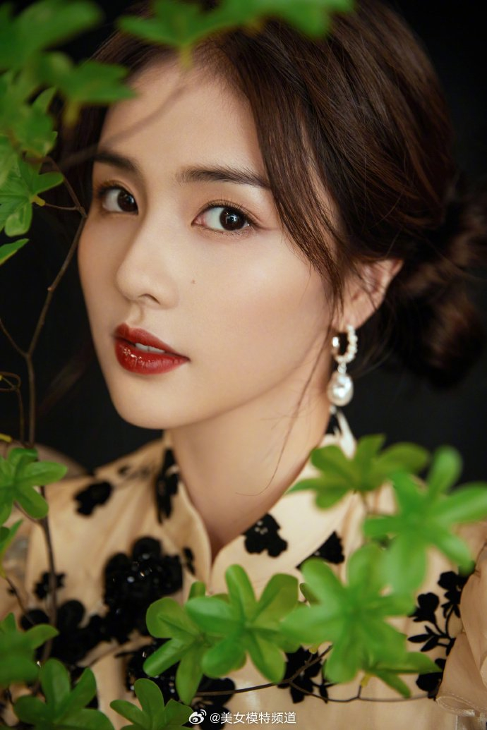白鹿穿印花素雅旗袍气质温婉扎双丸子头俏皮可爱