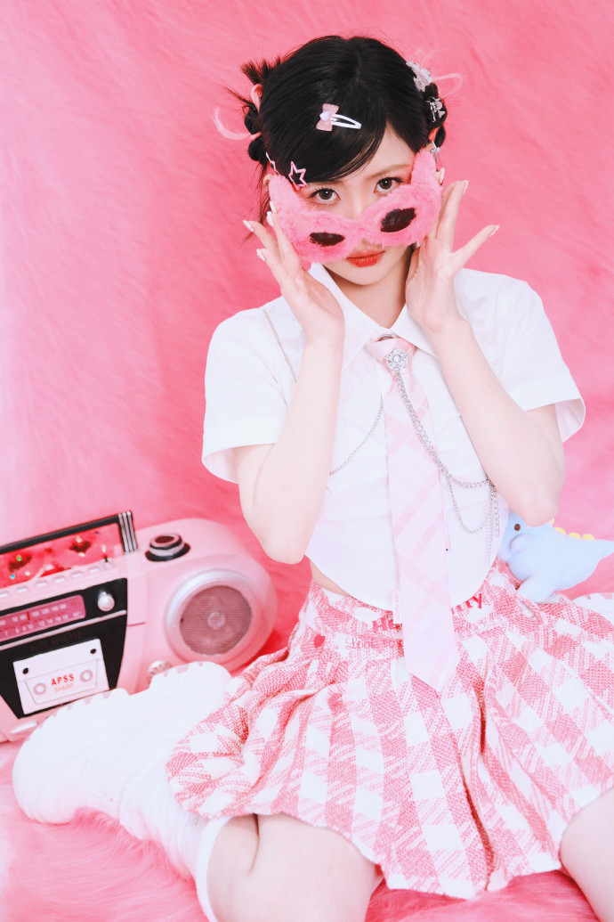 赖美云,复古甜心 草莓大福91一口吃掉,有亿点点可爱