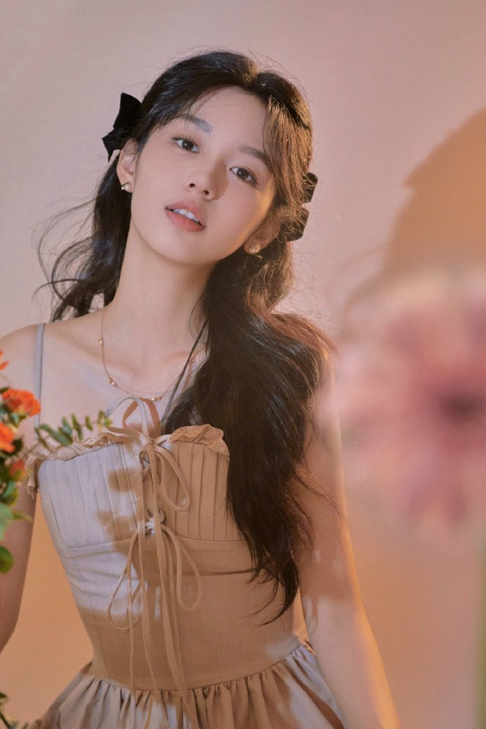 周也鬼马少女我的天,周也这个清冷感周也珍珠耳饰好漂亮这个造型真的