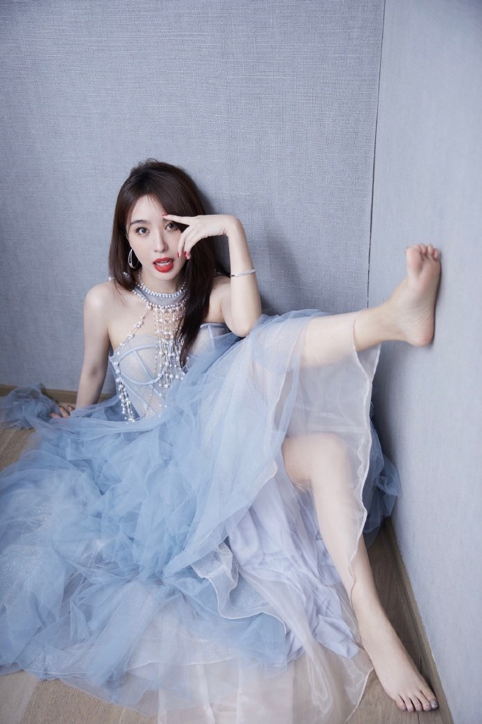 李菲儿红唇纱裙,小脚丫很可爱