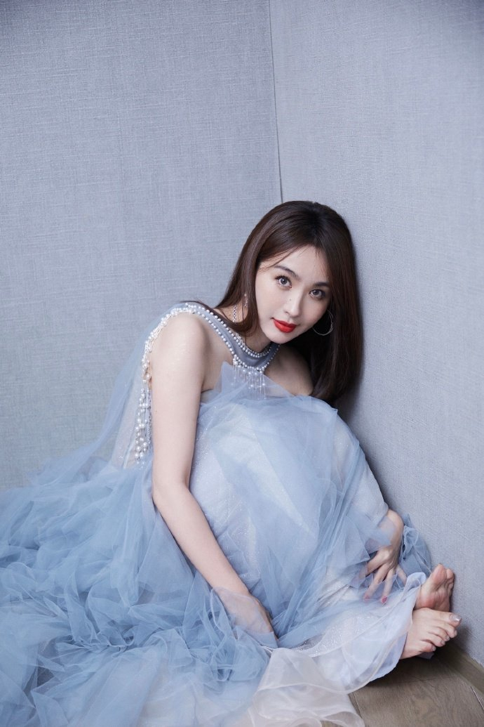 李菲儿红唇纱裙,小脚丫很可爱