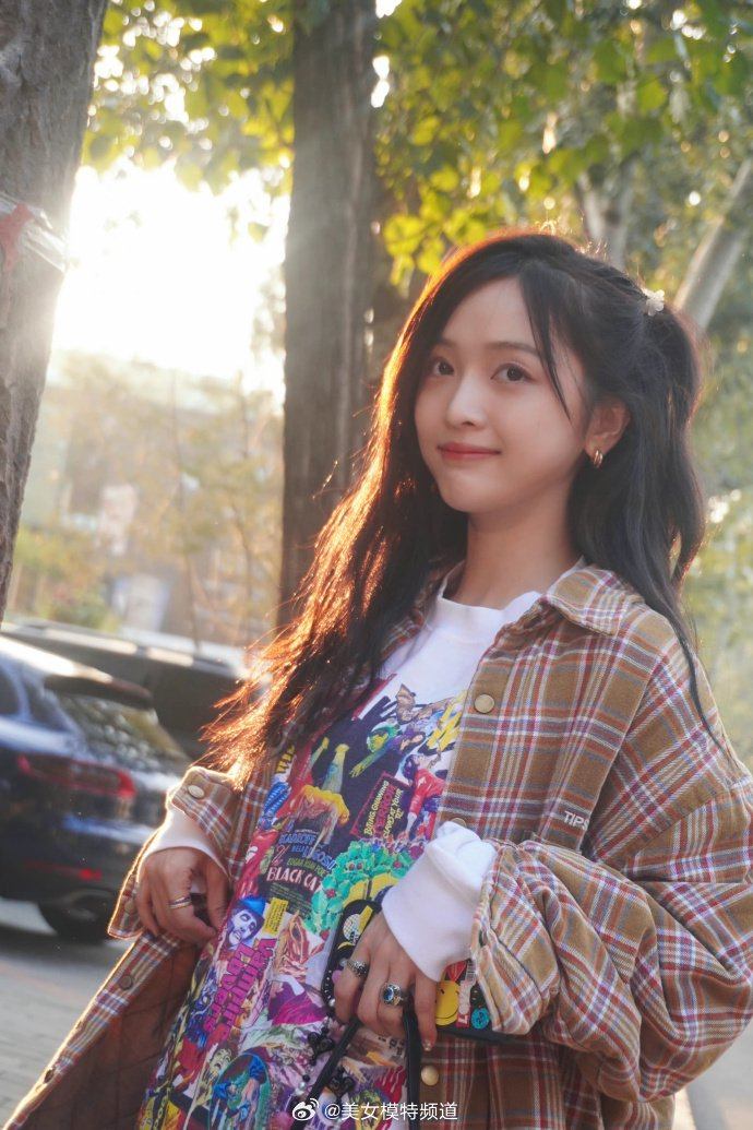 吴宣仪剪影写真长靴短裙穿搭可爱摆拍十分俏皮