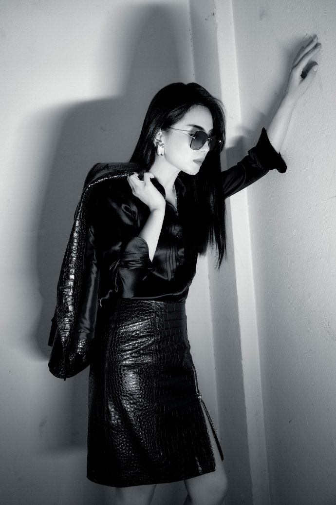 刘涛米兰时装周看秀造型黑色西装搭配玫瑰开衩包臀裙黑长直