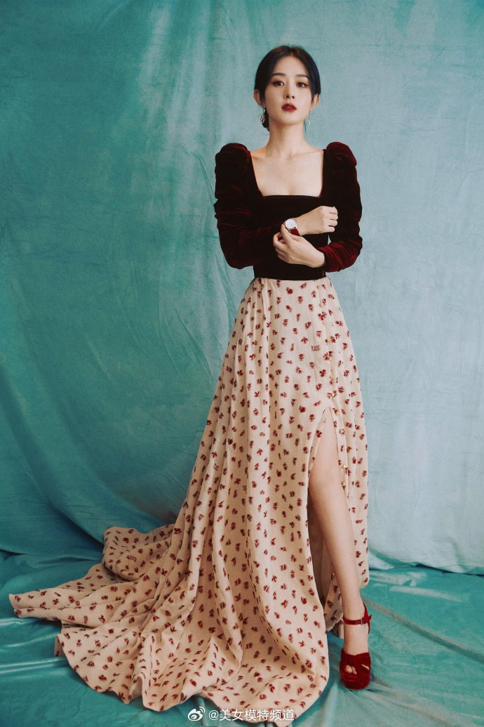 赵丽颖红丝绒波点长裙复古优雅开衩造型秀纤细美腿