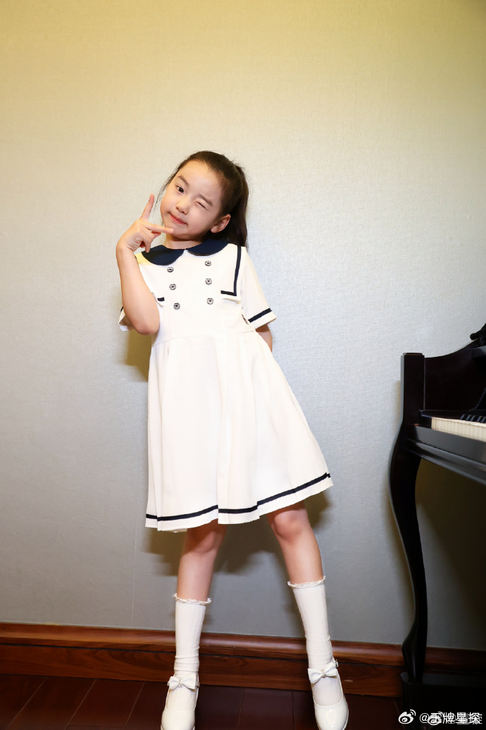 董璇今日晒了女儿小酒窝一组照片肉眼可见长个了
