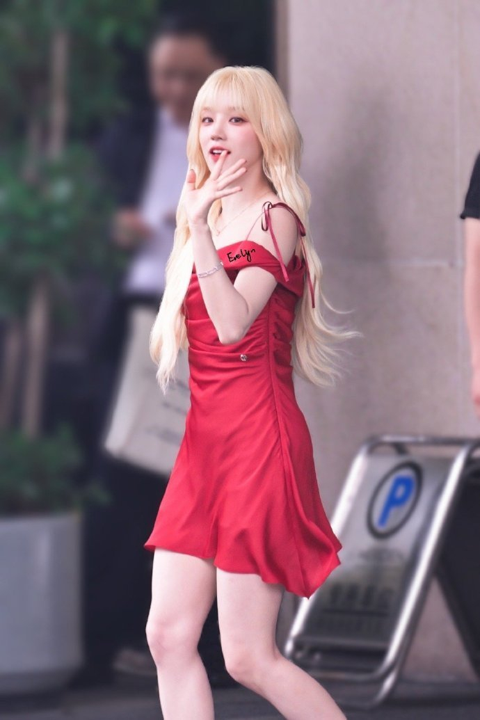 宋雨琦奔跑吧发布会上班红裙金发大波浪太美了