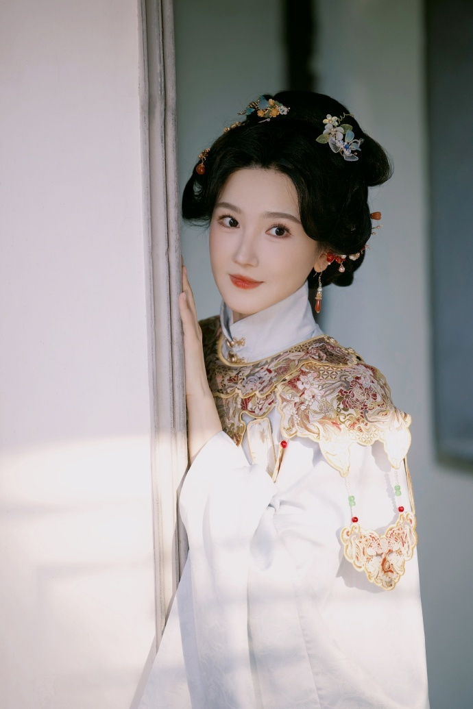 新国风造型下的陈小纭,展现出别样的大气美