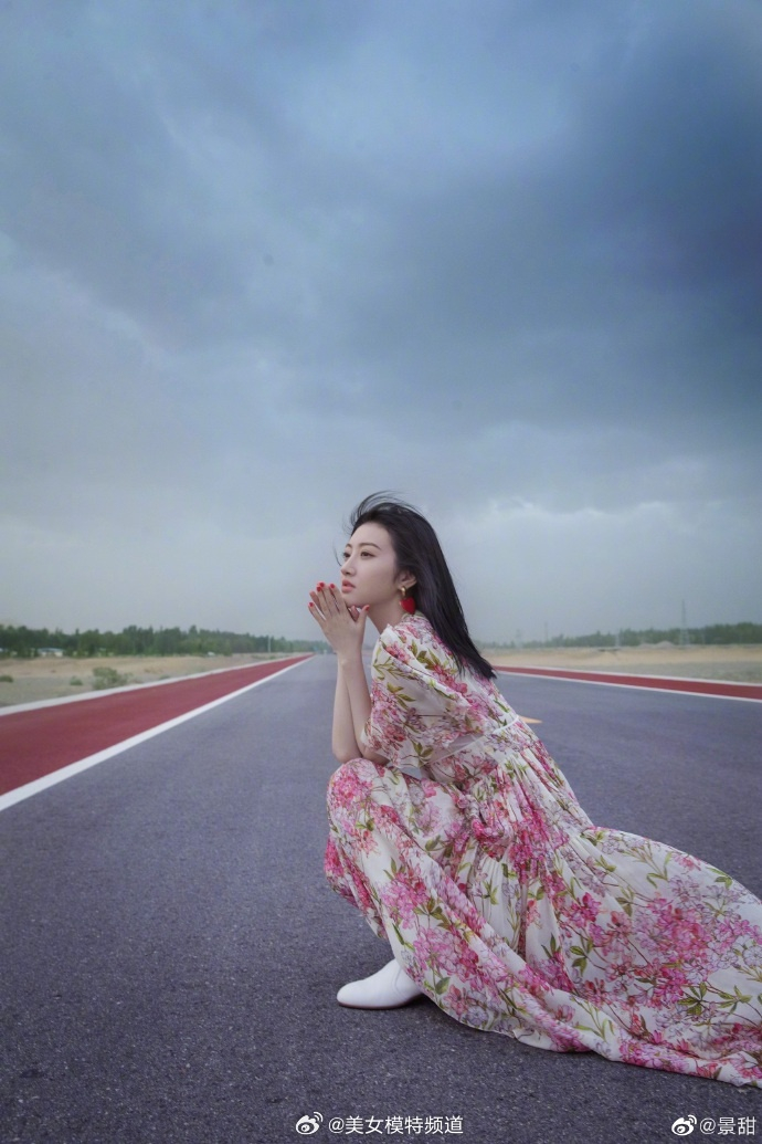 景甜穿碎花长裙显窈窕身材 对镜撩发爱心耳环实力抢眼