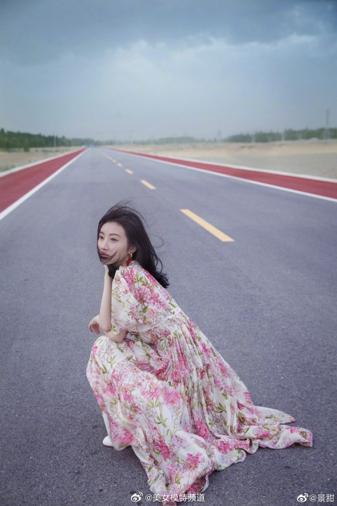 景甜穿碎花长裙显窈窕身材 对镜撩发爱心耳环实力抢眼