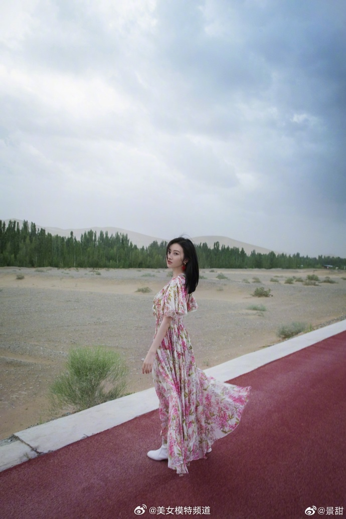 景甜穿碎花长裙显窈窕身材 对镜撩发爱心耳环实力抢眼