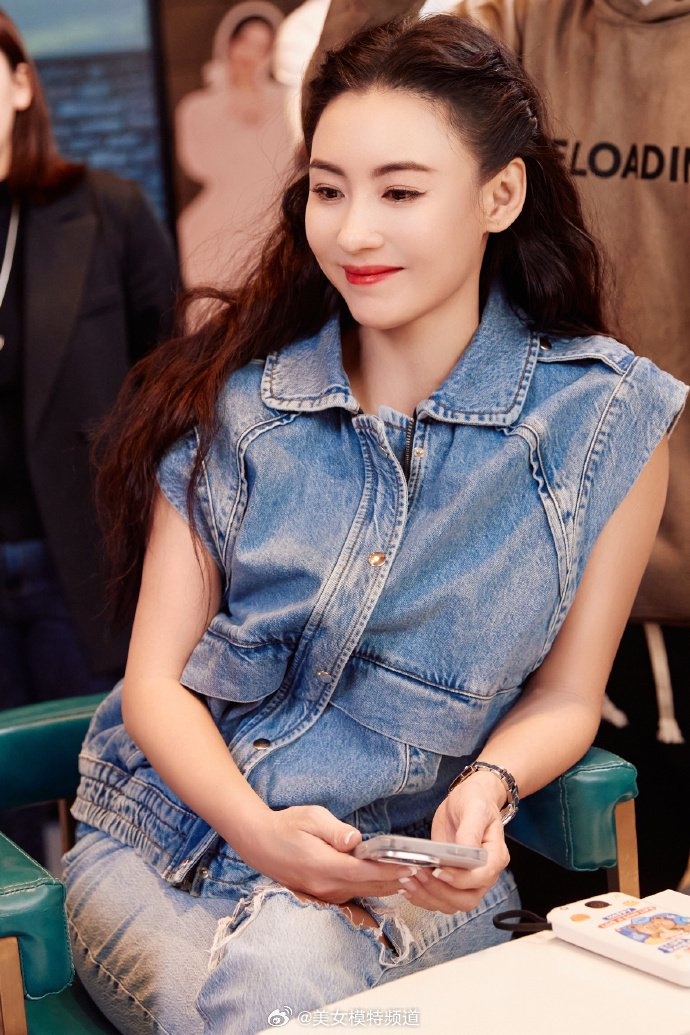 张柏芝森系写真大片释出 穿浅蓝色牛仔套装慵懒随性__财经头条