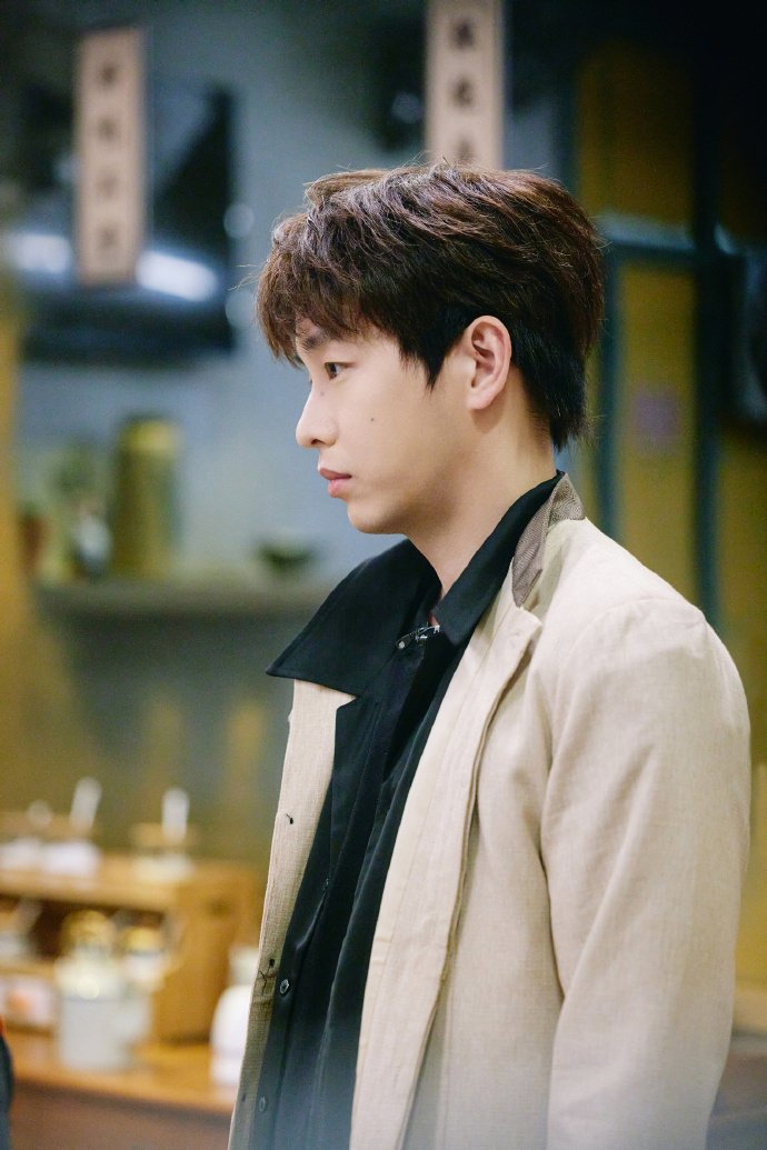 他就这么水灵灵的上去了呀,但是怎么进去之后就变身胆小彭啦~@彭昱畅