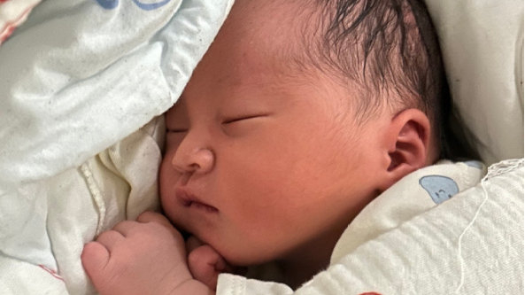 妈妈“咯吱窝”有什么魔力？为何宝宝都喜欢？医生说出实情