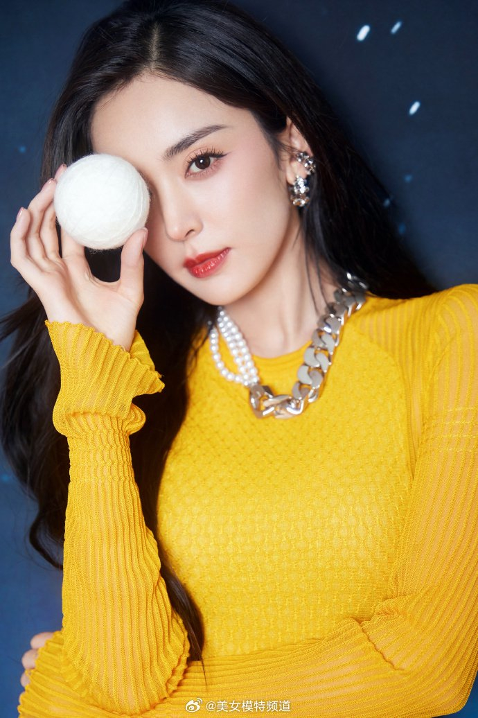 古力娜扎皓月星空写真曝光 长发披肩尽显温柔妩媚