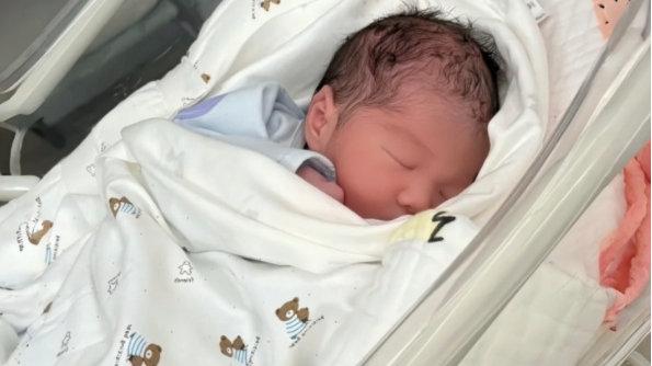 2个宝宝，一个妈妈带一个爸爸带，3年后差距明显