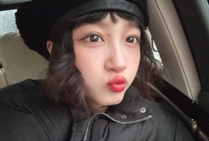 关晓彤也太可爱了这样的自拍照真的好像手办娃娃呀