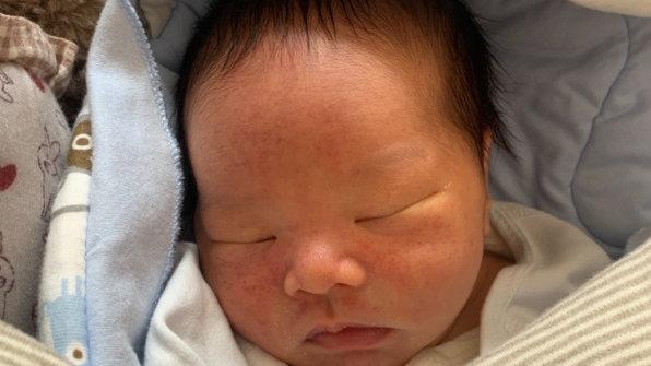 新生儿看似“怪异”，实则正常的5个表现，别误会宝宝了