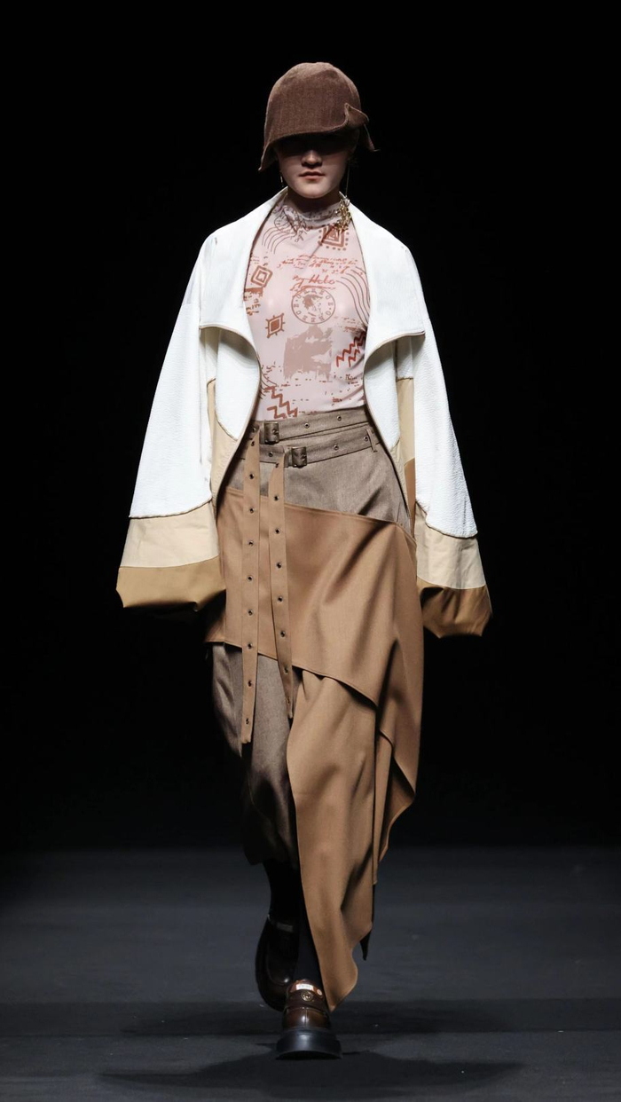 看得见的美好2024年秋冬,the zrsh以「暮色剧场」为题,秀场中将服装