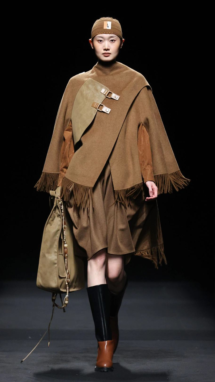 看得见的美好2024年秋冬,the zrsh以「暮色剧场」为题,秀场中将服装