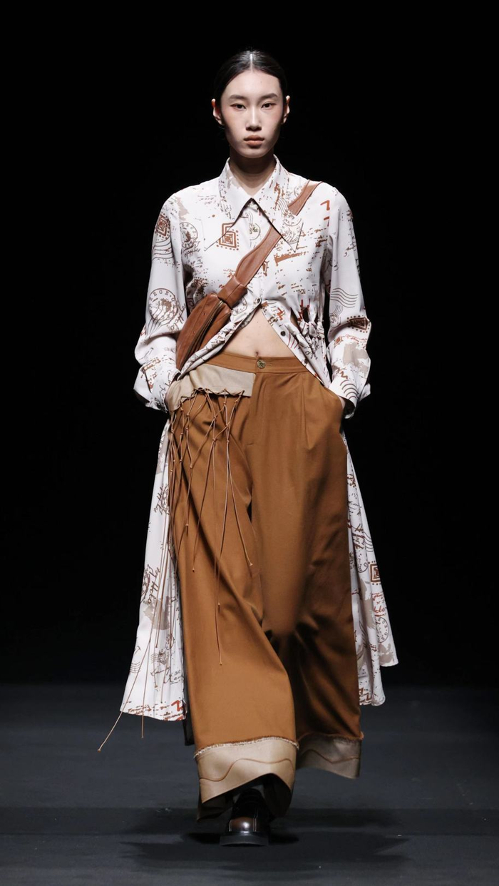 看得见的美好2024年秋冬,the zrsh以「暮色剧场」为题,秀场中将服装