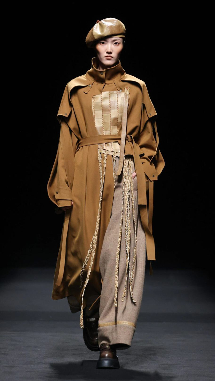 看得见的美好2024年秋冬,the zrsh以「暮色剧场」为题,秀场中将服装