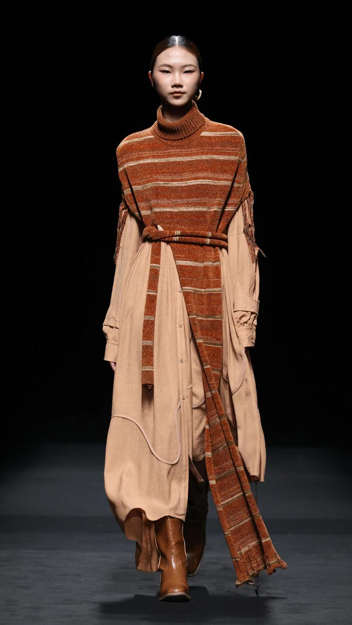 看得见的美好2024年秋冬,the zrsh以「暮色剧场」为题,秀场中将服装