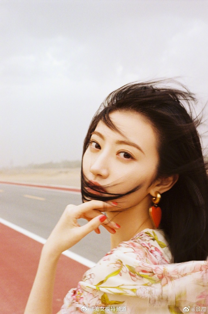 景甜穿碎花长裙显窈窕身材 对镜撩发爱心耳环实力抢眼