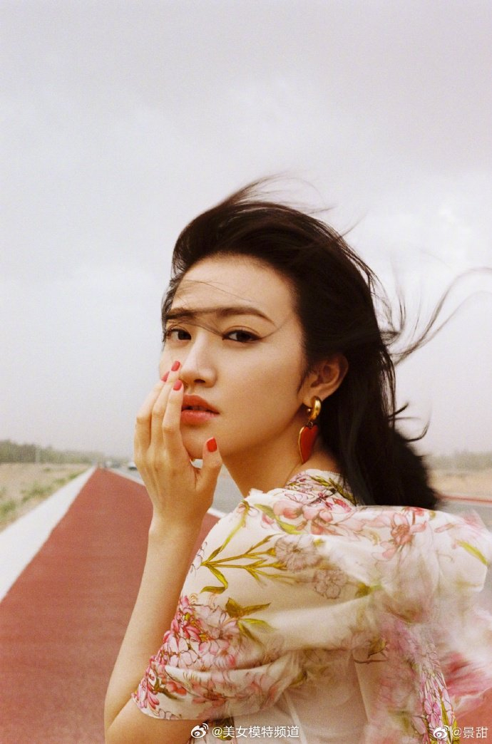 景甜穿碎花长裙显窈窕身材 对镜撩发爱心耳环实力抢眼