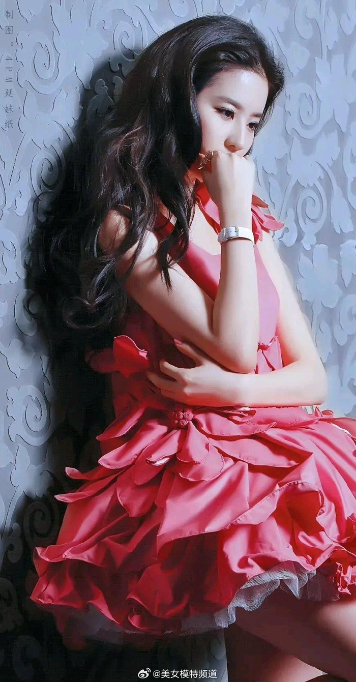 刘亦菲粉色花苞裙仙气满满