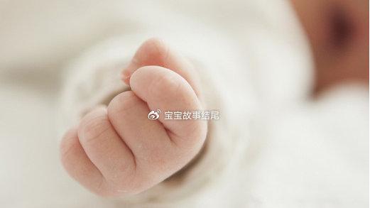 紧握拳头的婴儿，智力低？也存在3个信号，妈妈别疏忽