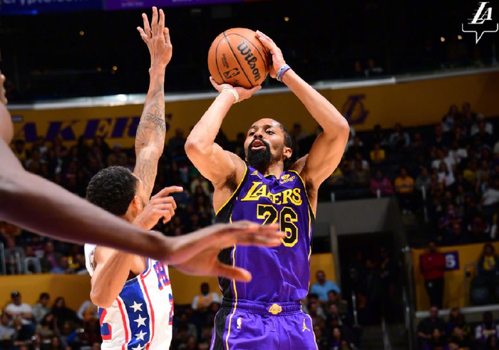 乌布雷反击 马克西撤步三分球,里夫斯终于命中三分,詹姆斯试探步上篮