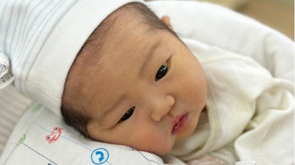 “伪月嫂”有多坑人？没满月的婴儿窒息，却甩锅给家长