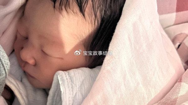 宝宝爱吃手指，暗示着宝宝聪明，安全感也很高