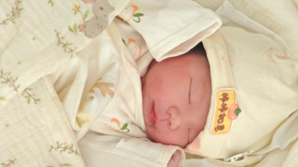 婴儿“趴睡”的3个好处，和2个坏处，妈妈别疏忽